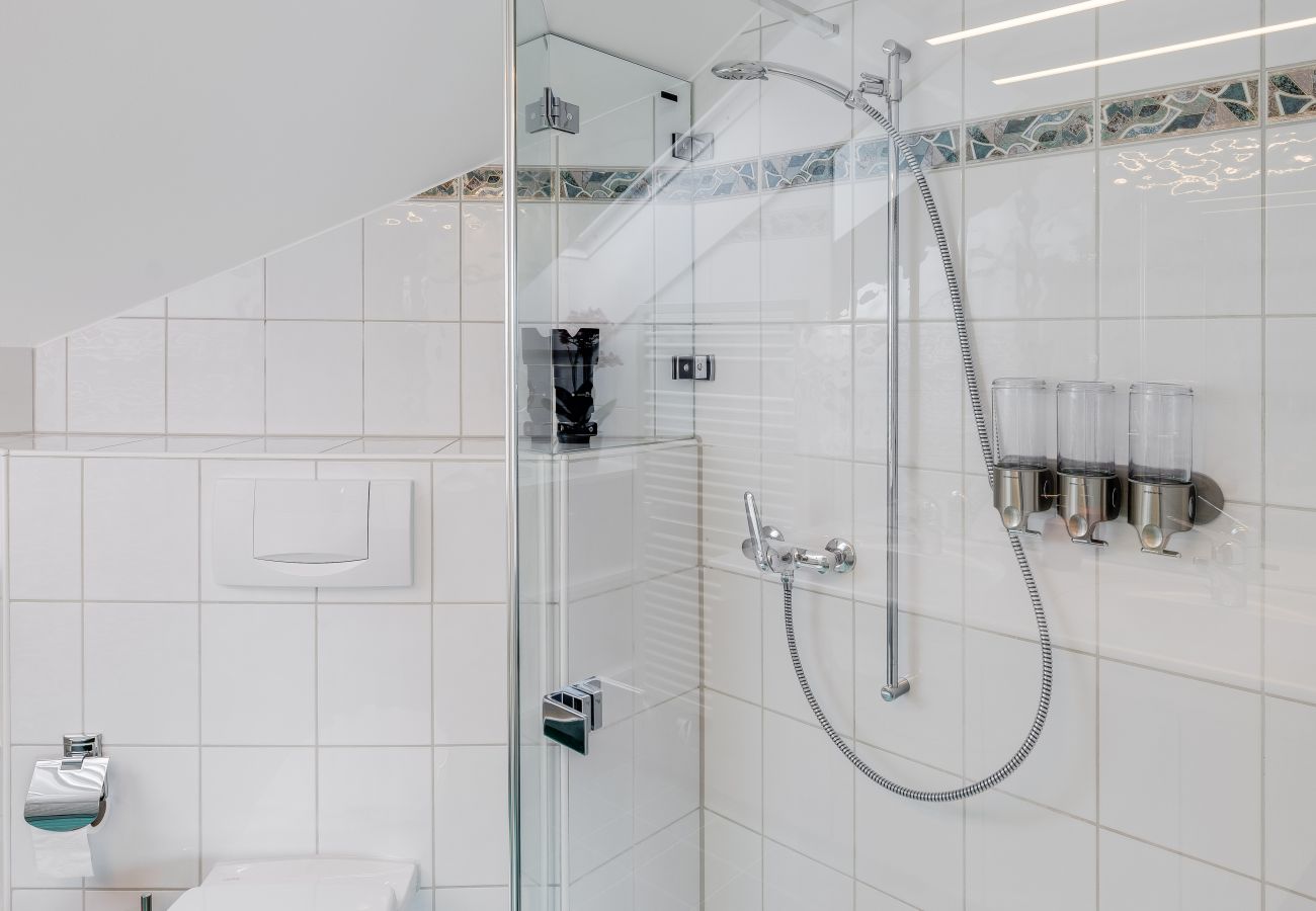 Ferienwohnung in Hünibach - Bijou Holzmätteli direkt am Thunersee mit Sauna