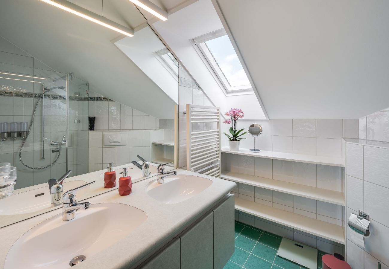 Ferienwohnung in Hünibach - Bijou Holzmätteli direkt am Thunersee mit Sauna
